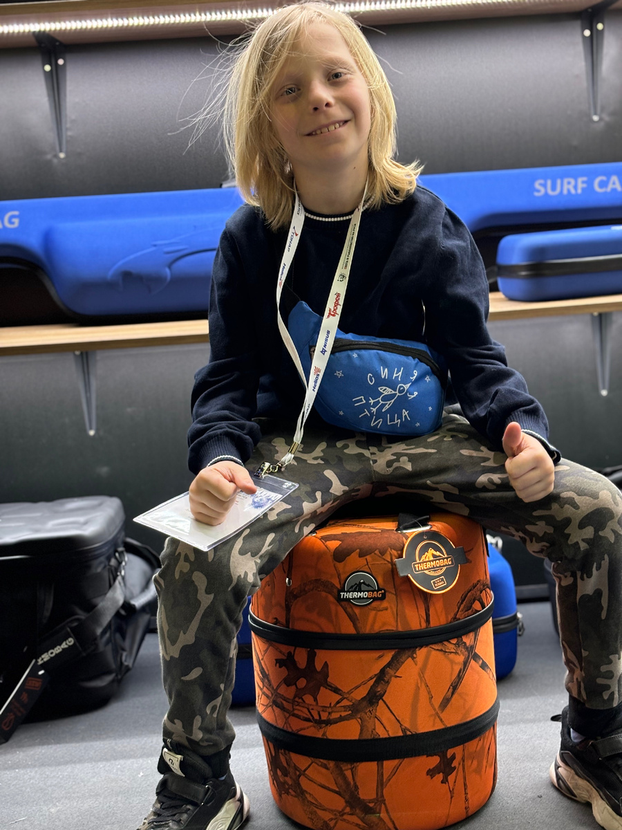 Дима, мой сын, сидит на дорогушей термосумке. Ему удобно)