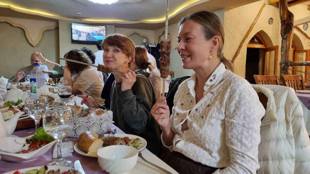 Наши довольные и сытые туристы не могут осилить и 1 "палочку" настоящего узбекского шашлыка