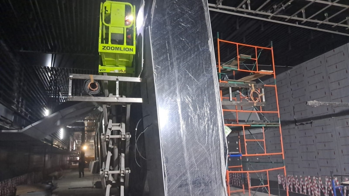 📷 1.1: На платформе станции продолжаются отделочные работы. Уже монтируются кронштейны для навигационных табло.