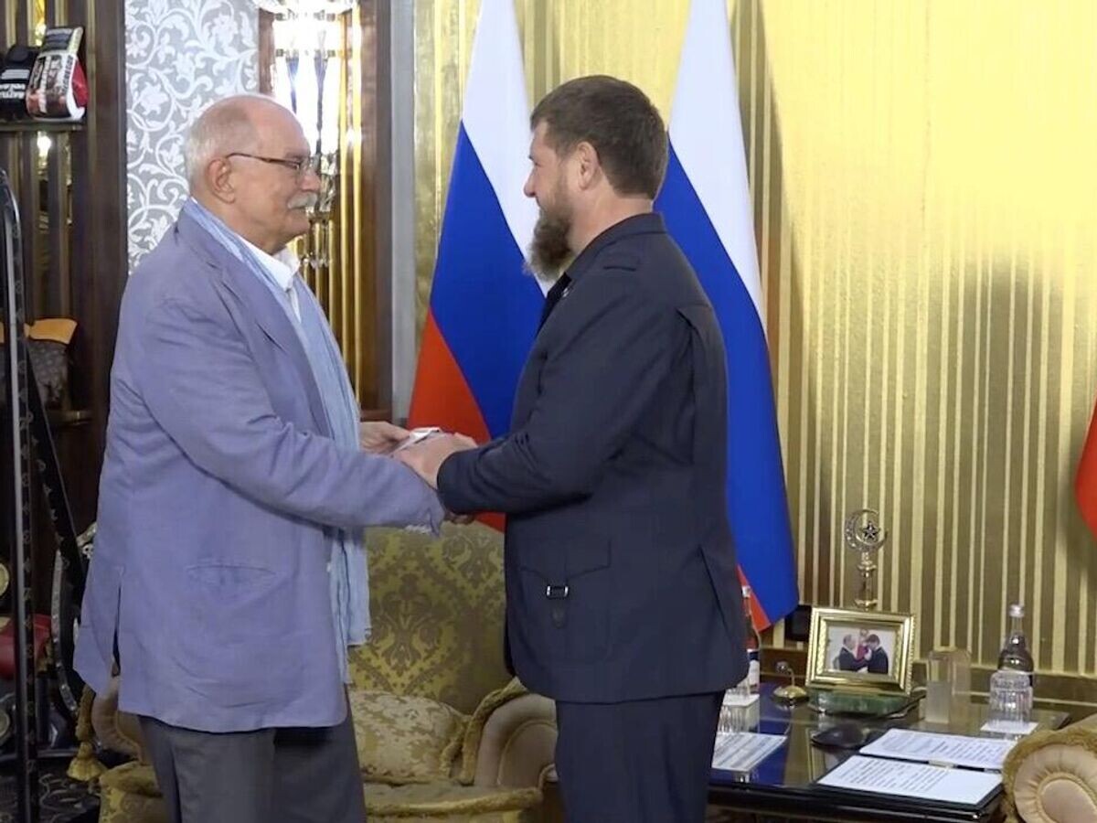    Кинорежиссер Никита Михалков и глава Чеченской республики Рамзан Кадыров© Kadyrov_95/Telegram