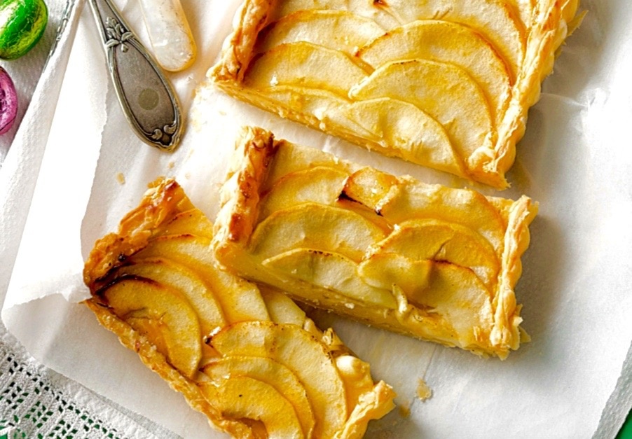 Яблочный пирог с финиками, орехами кешью и ароматной заливкой.