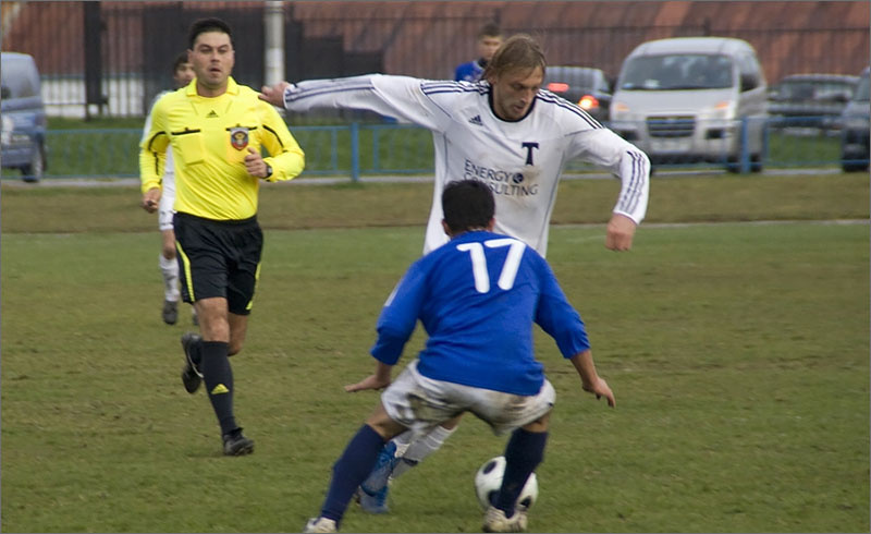 «Сатурн-2» (Егорьевск) – «Торпедо» - 0:2. 195-сантиметровый торпедовец Дмитрий Бурмистров (в белом) против игрока «Сатурна-2» Михаила Кулешова (№17), рост которого 167 сантиметров.