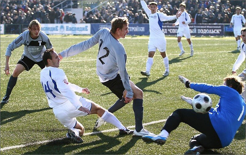 «Витязь» (Подольск) – «Торпедо» - 0:0. Слева направо на ближнем плане торпедовец Дмитрий Бурмистров, подольчанин Анатолий Измайлов (№14), торпедовец Дмитрий Маскаев (№12) и вратарь подольчан Артём Назаров.