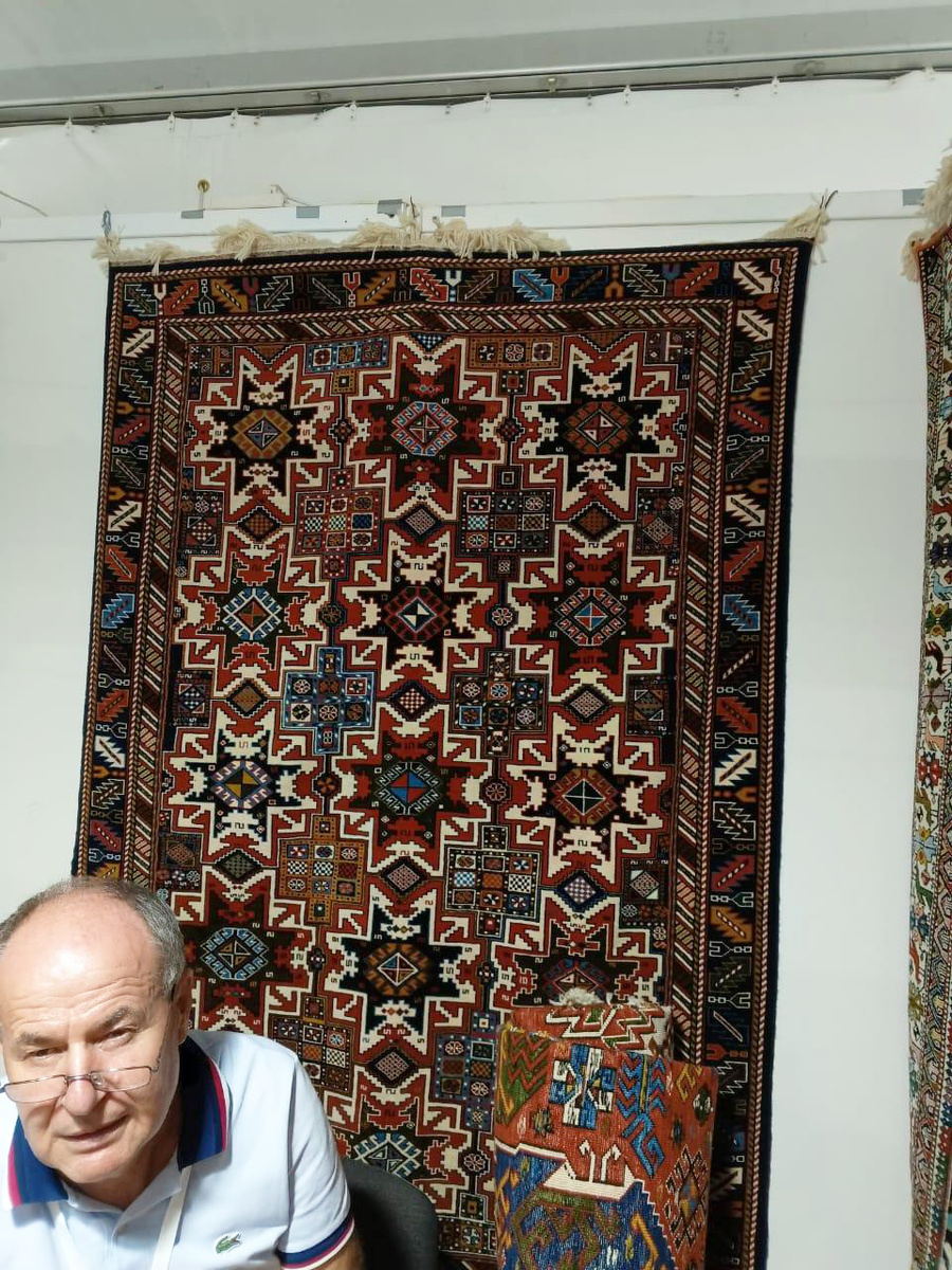 Ковёр с рисунком "Лезгинская звезда" Тех. рис. худ. Нюхова Бесен Б.
соткан на Хивской ковровой фабрике Арифа Сулейманова
12 сент. 2024
В кадре А. Сулейманов.