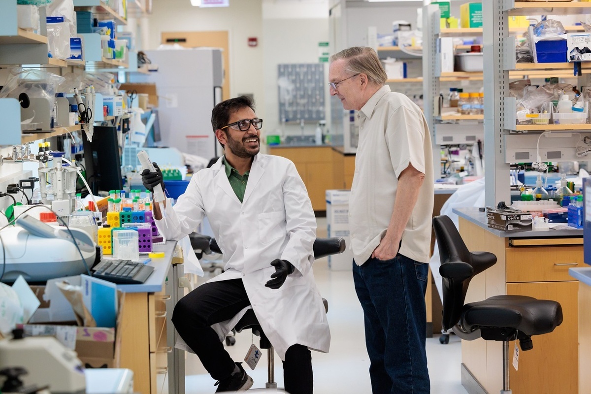 Постдокторант Школы молекулярной инженерии имени Притцкера при Чикагском университете Аман Агравал обсуждает своё исследование коацерватных капель с лауреатом Нобелевской премии Джеком Шостаком из Чикагского центра по происхождению жизни. Фото Школы молекулярной инженерии имени Притцкера при Чикагском университете / Джон Зич