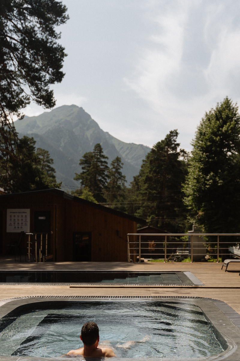 Джакузи и бассейн отеля