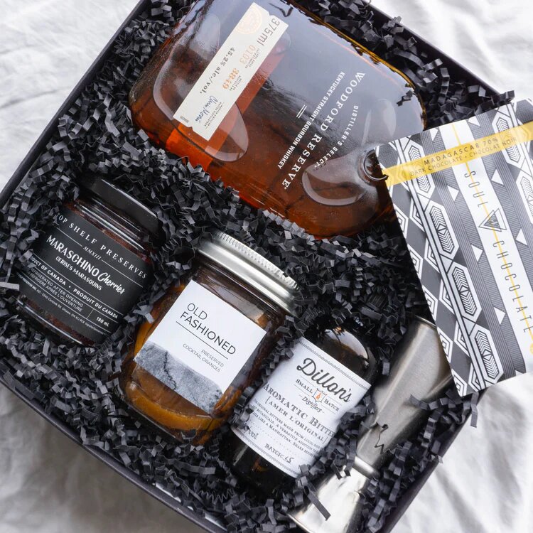 Черная бумажная стружка в сочетании с контрастными цветами подарков