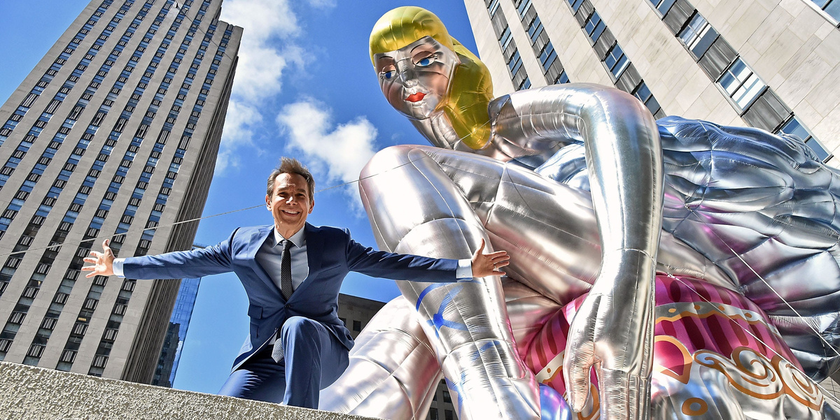 Джефф Кунс на фоне своего Арт-объекта фото с pinterest.com