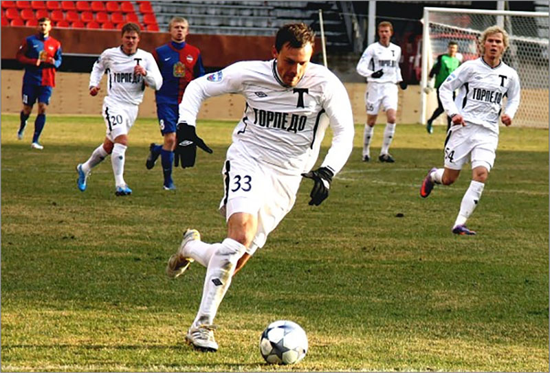 «Енисей» (Красноярск) - «Торпедо» - 1:1. Слева направо в белом торпедовцы Вадим Стеклов (№20), Евгений Гаврюк (№33), Игорь Чернышов и Алексей Васильев (№54).