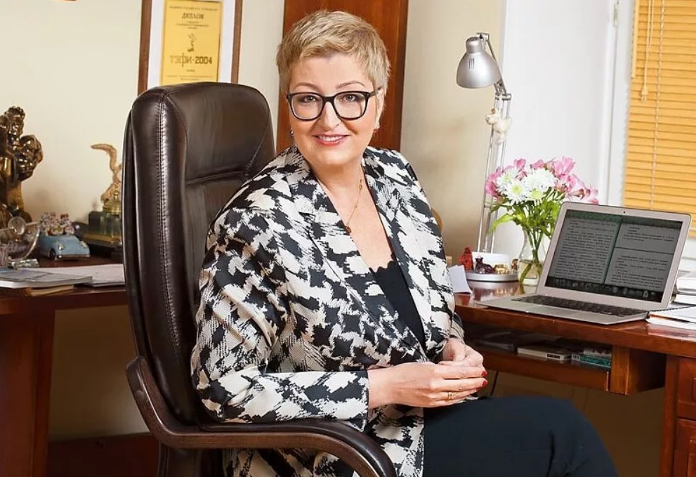 На стене висит диплом "ТЭФИ-2004"