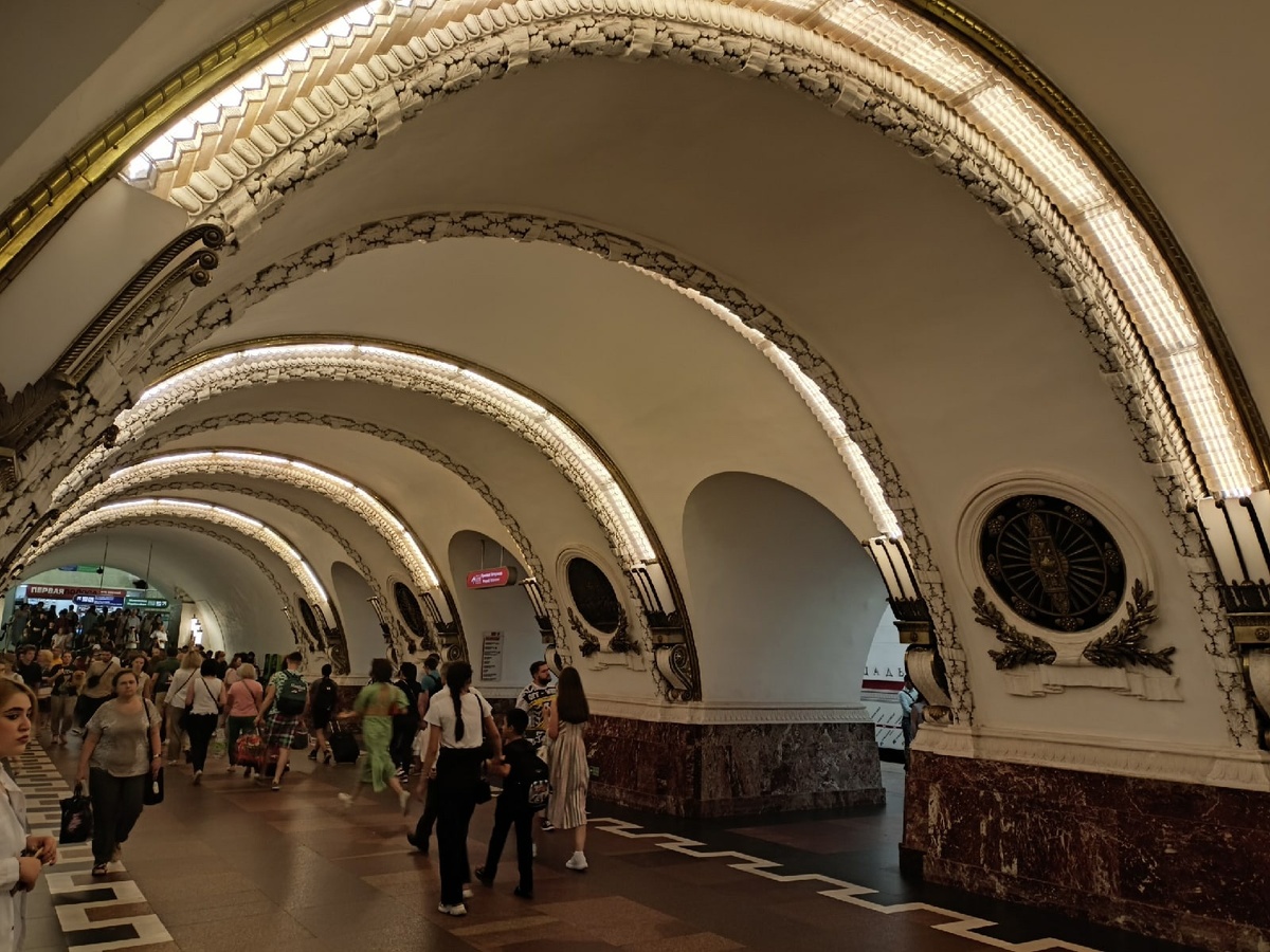 Метро Площадь Восстания, чем-то похожа на станцию метро Арбатская в Москве