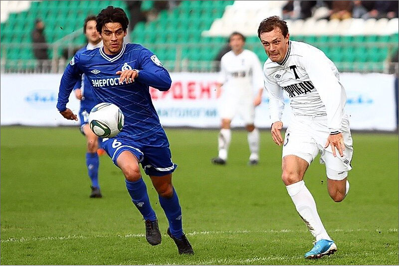 «Торпедо» - «Динамо» (Брянск) - 1:0. Торпедовец Евгений Гаврюк (справа) и защитник «Динамо» Вильям.