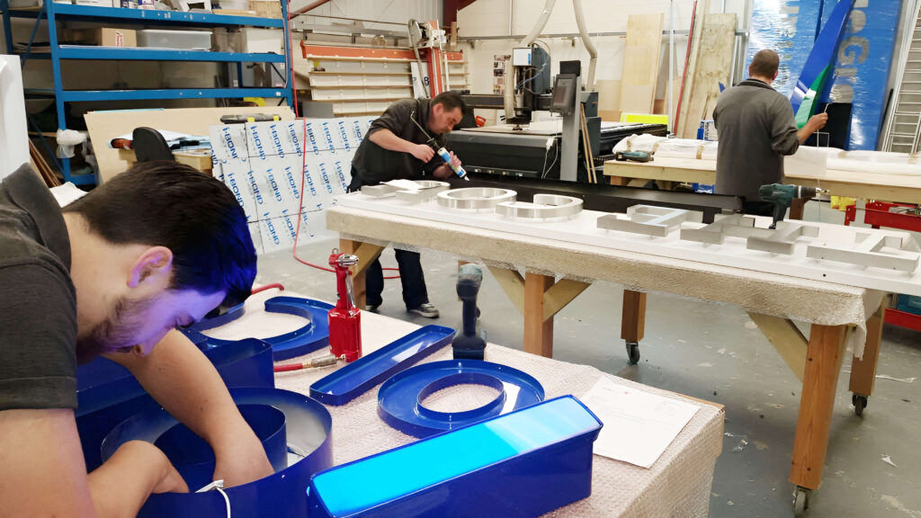 Производство вывесок https://reklamnoe-agentstvo-viveski.ru/proizvodstvo-i-dizajn-vyvesok/