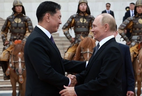    Владимир Путин и Ухнаагийн Хурэлсух