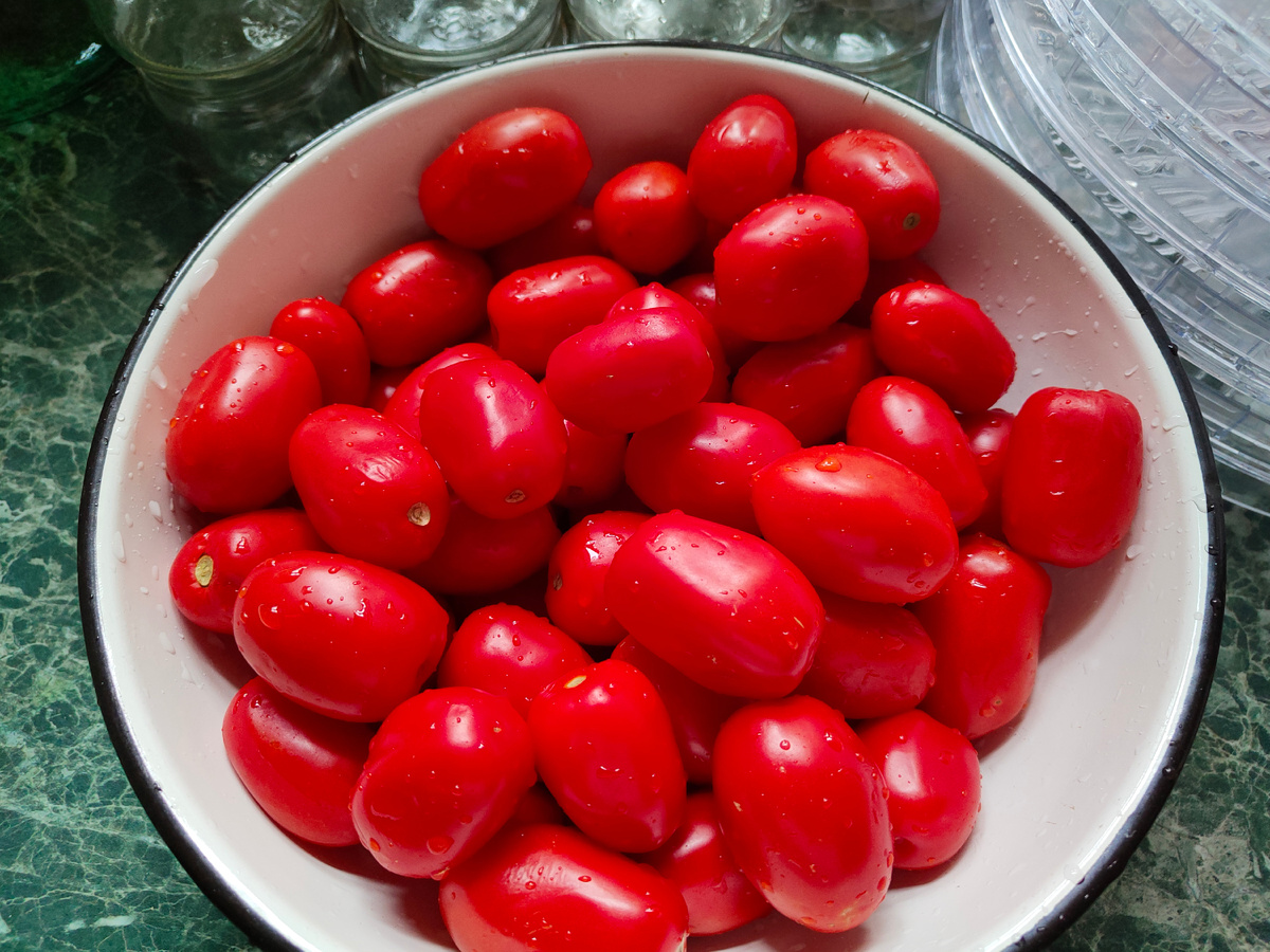 Прежде всего, тщательно моем томаты. У меня сорт "сливка", он идеально подходит для этого рецепта, так как плоды маленькие и мясистые. Но можно брать любые грунтовые помидоры.