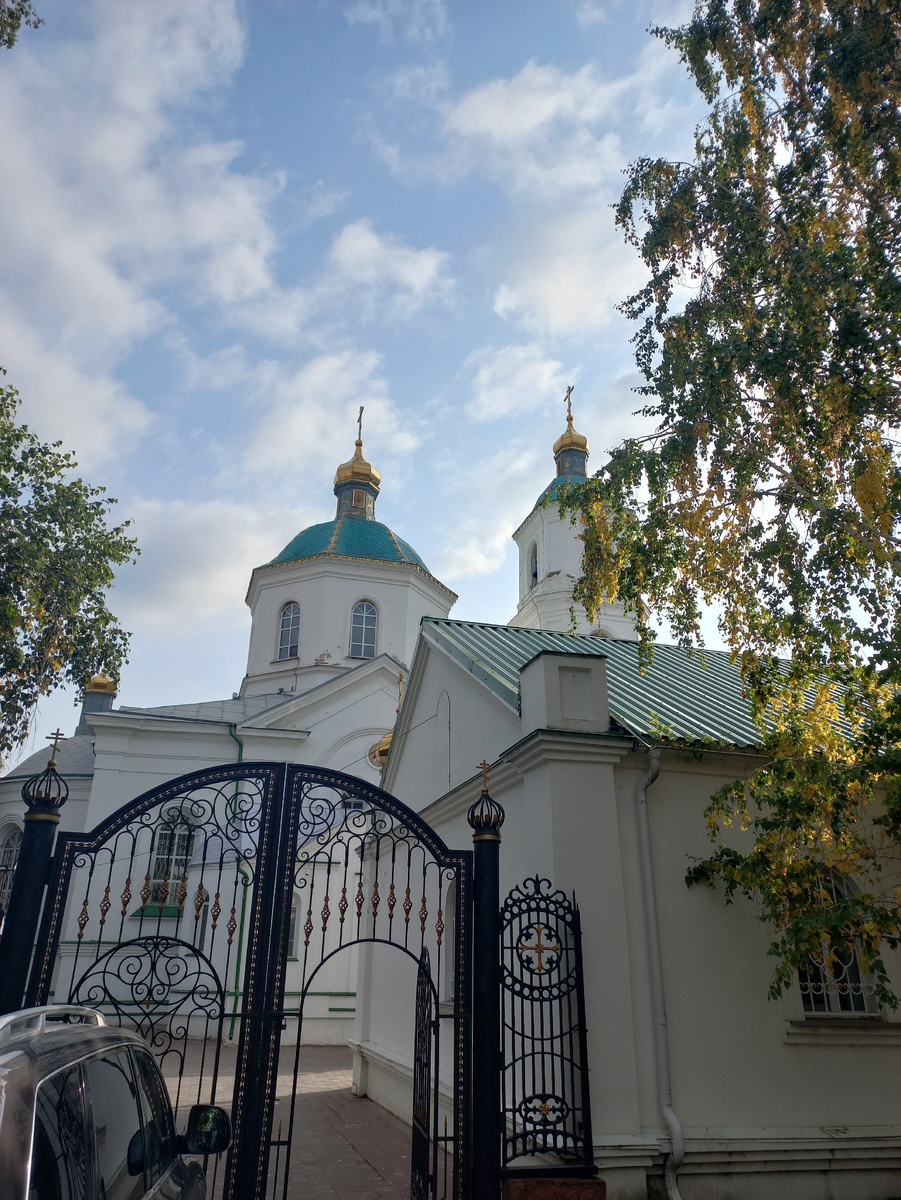 Храм рядом с роддомом. Прохожу мимо него, когда иду на дальнюю остановку. Мою машину муж вчера еще ремонтировал. 