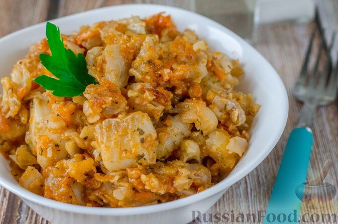 минтай, морковь, лук репчатый, чеснок, томат-паста, мука, масло растительное, орегано, укроп, базилик, соль, перец чёрный молотый