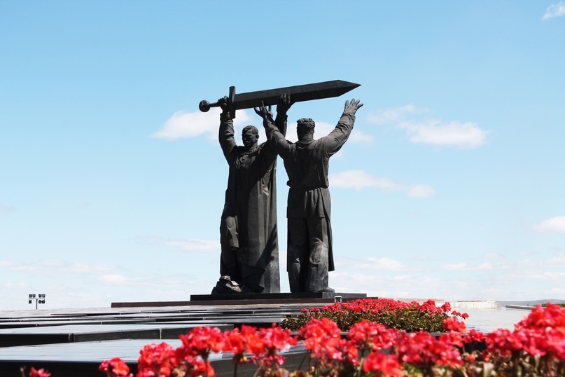 Памятник «Тыл-фронту»