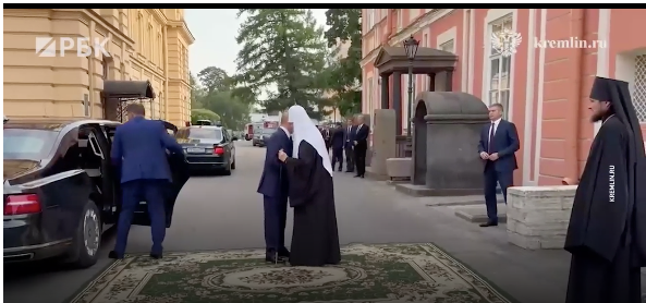 Путин целует патриарха Кирилла источник РБК