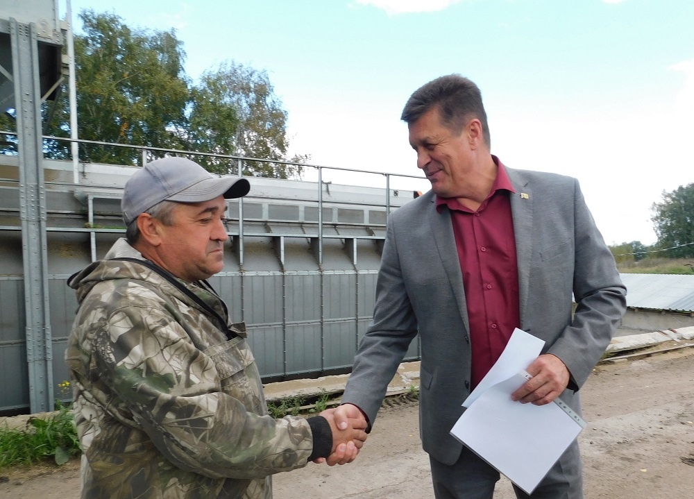    Виктор Лоханов вручает премию Владимиру Мамонкину. Фото Анны Зубаревой