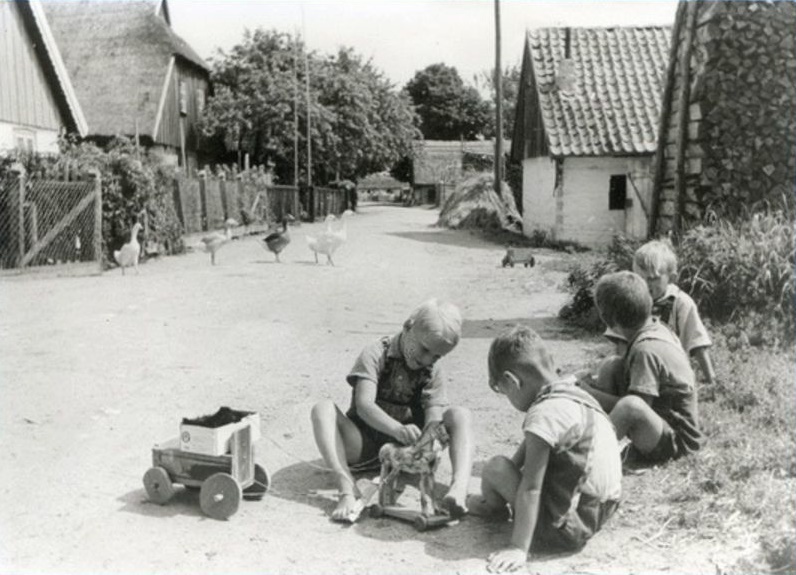 Дети везде одинаковы. Но помимо игр у мальчишек и девчонок того времени были ещё и во многом взрослые обязанности.