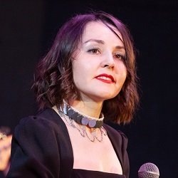 — Дизайнеры из Чебоксар сейчас активизировались, — говорит вокалистка Shanu Вера Кожеманова, — и им не хватает подобных мероприятий. Они готовы без денег, за свой счет, приехать и выставиться. Мне лично этот формат показался интересным. С точки зрения запроса активной чувашской молодежи, которые говорят, что слушают только нас, — им в целом некого больше слушать.