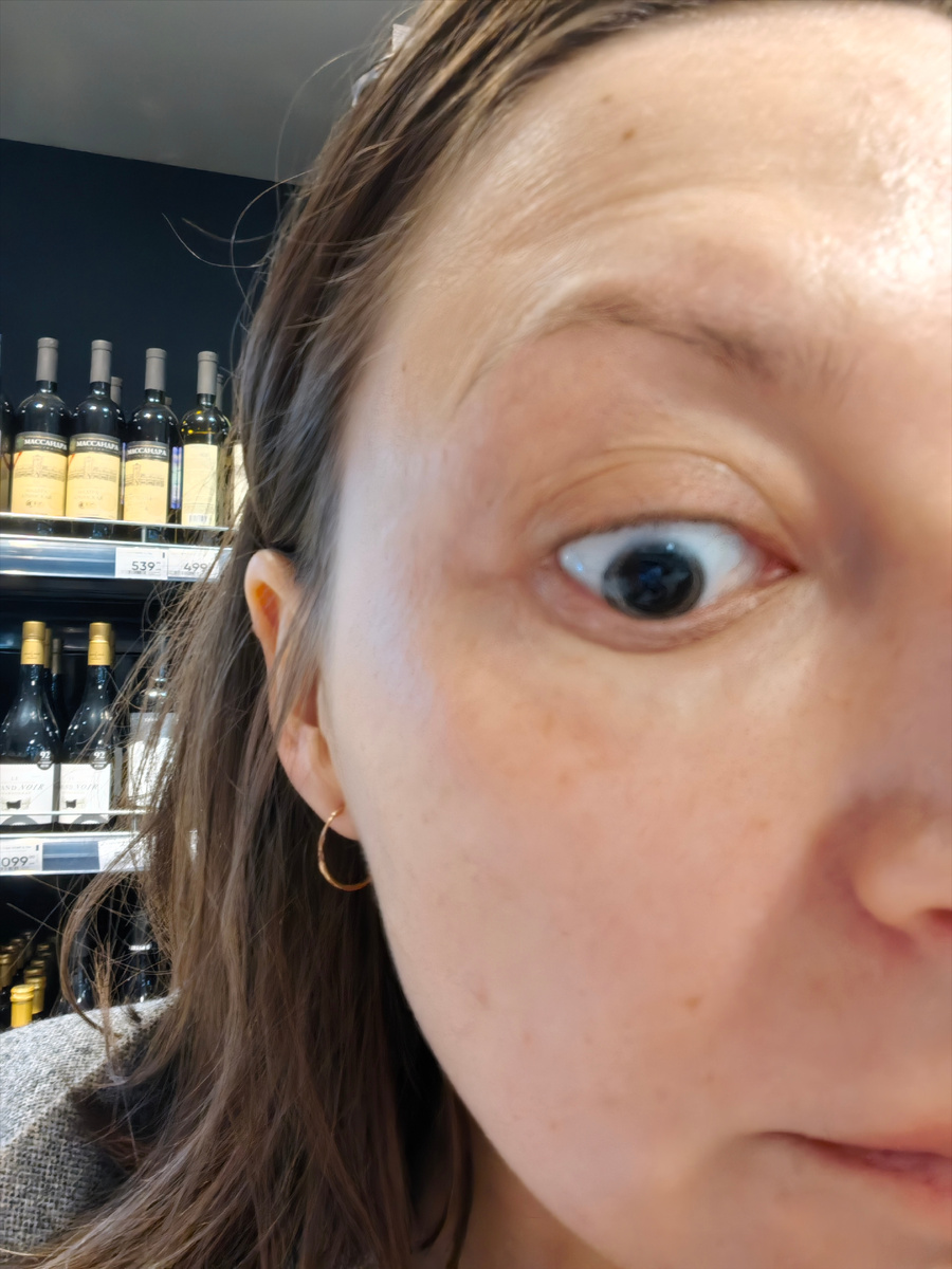 Мои зрачки после проверки глазного дна😂, не знаю как я дошла до дома и почему я в винном отделе😂