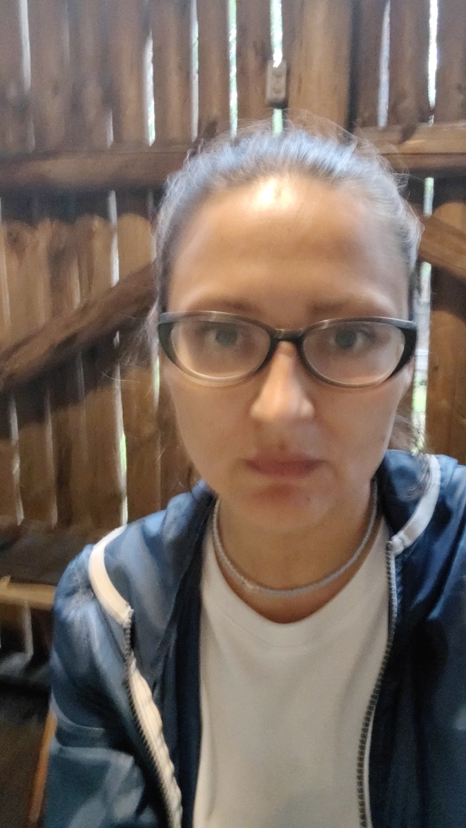 Мой последний день в очках. Я на корпоративе на шашлыках. За две недели перед коррекцией носить линзы нельзя. А очки у меня на -5. Ходила как слепая ворона. Еще играли в пейнтбол сверху на очки одевала шлем, который все время запотевал.