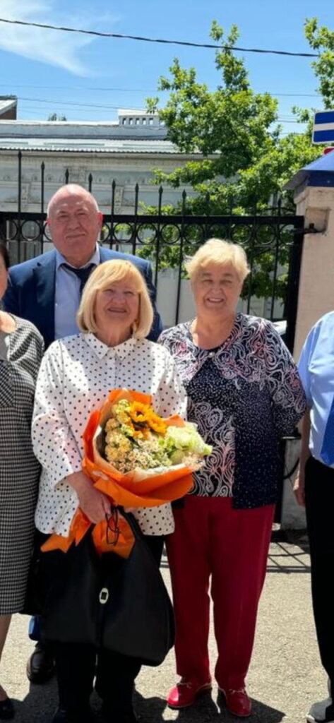    Сегодня Антонина Ивановна (справа) проживает в краевой столице и занимает должность зампредседателя ККОО «Герои Отечества». Людмила Беспалова продолжает заведовать отделом Национального центра зерна им. П.П. Лукьяненко.