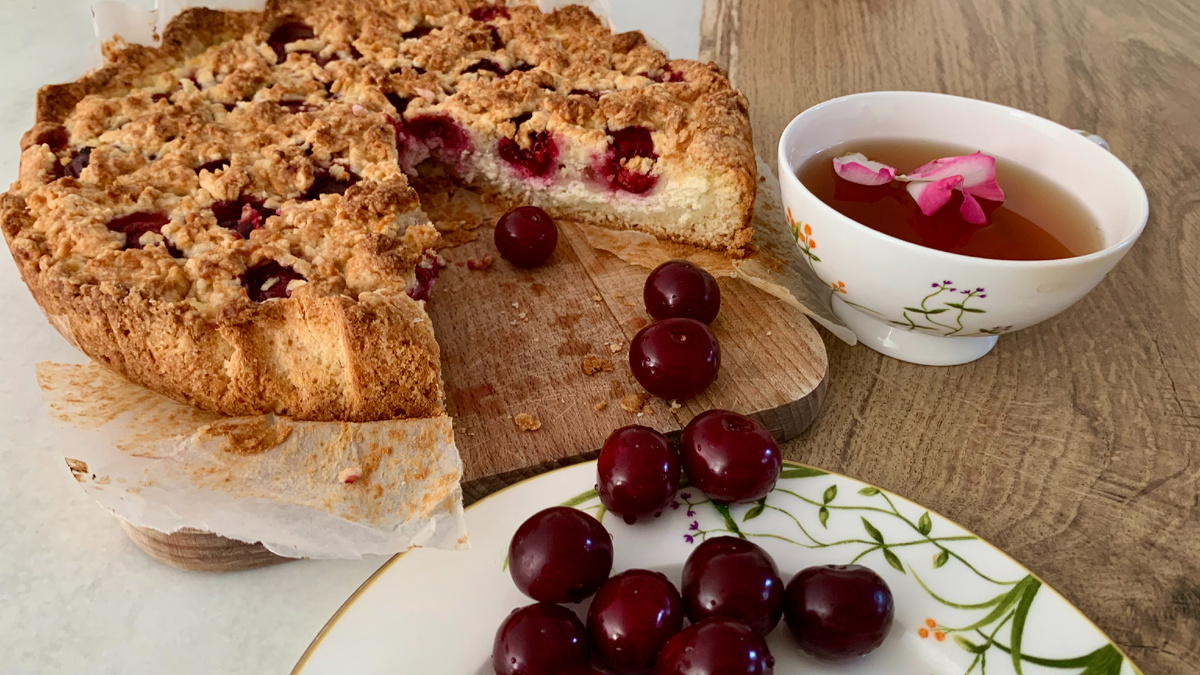 Тёртый пирог с творогом и вишней. Фото автора канала