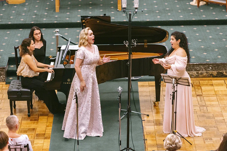    Сопрано Альбина Латипова и меццо-сопрано Екатерина Воронцова примерили образы пылких рыцарей и придворных дам, разыграли влюбленных и совершили революцию в итальянском бельканто.   
Фото: © Ира Полярная/Опера Априори