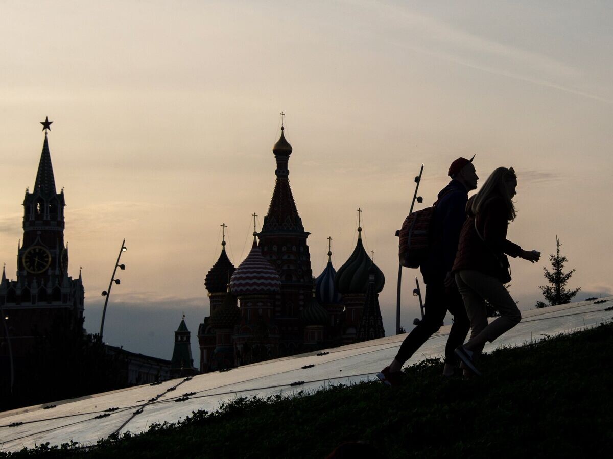 Посетители на территории природно-ландшафтного парка "Зарядье" в Москве© РИА Новости / Владимир Сергеев