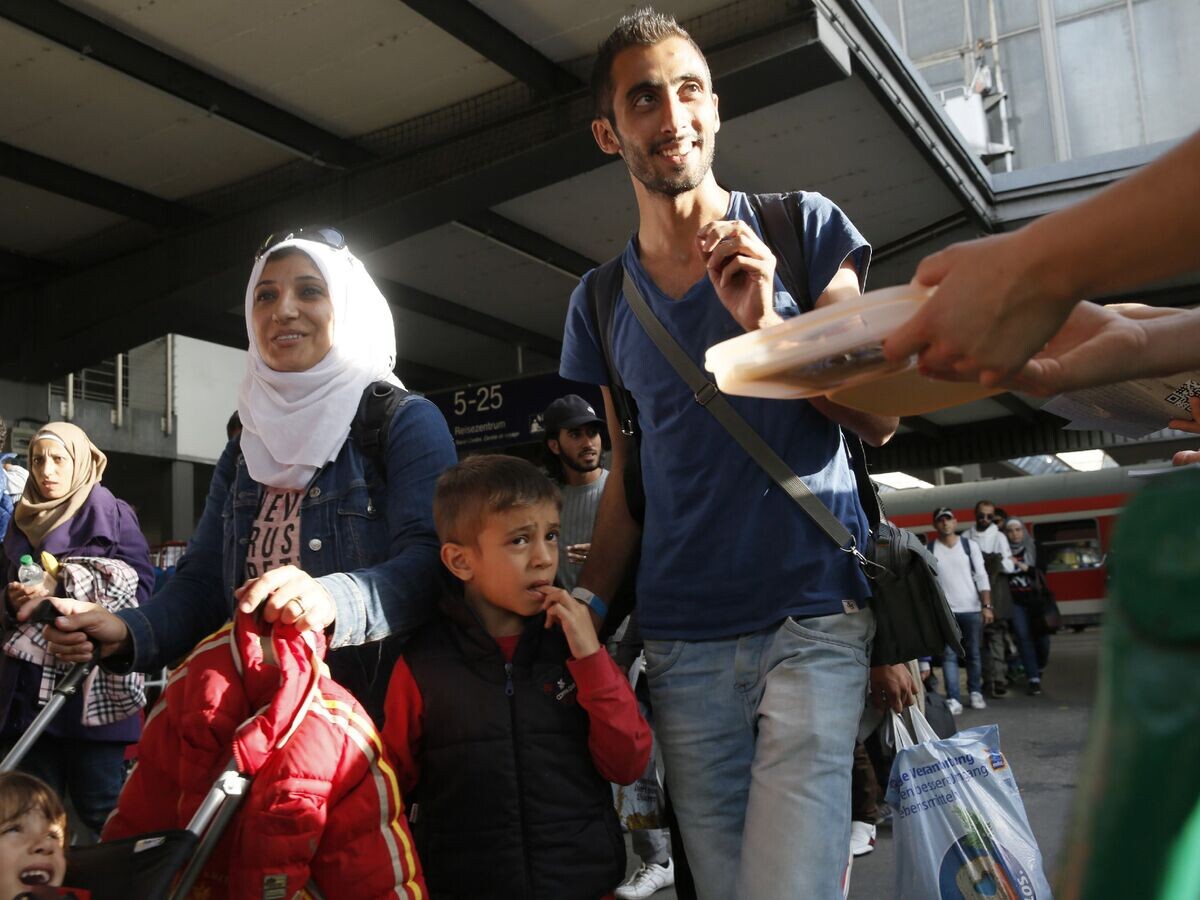    Беженцы из Сирии на центральном железнодорожном вокзале в Мюнхене© РИА Новости / Сергей Строителев