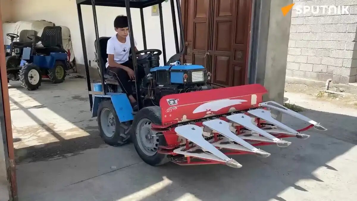  Фото: Скриншот с видео, опубликованного на сайте tj.sputniknews.ru / Sputnik Таджикистан
Первый самодельный трактор от восьмиклассника из Таджикистана