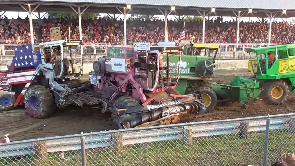 Фото: Скриншот с видео, опубликованного на YouTube-канале Tractorman64
Бои на старых комбайнах Combine Demolition Derby 2024 в США