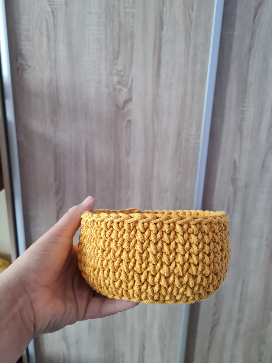 Вот такая красивая корзинка из полиэстера и хлопка связана крючком 6 мм буквально за день!!!