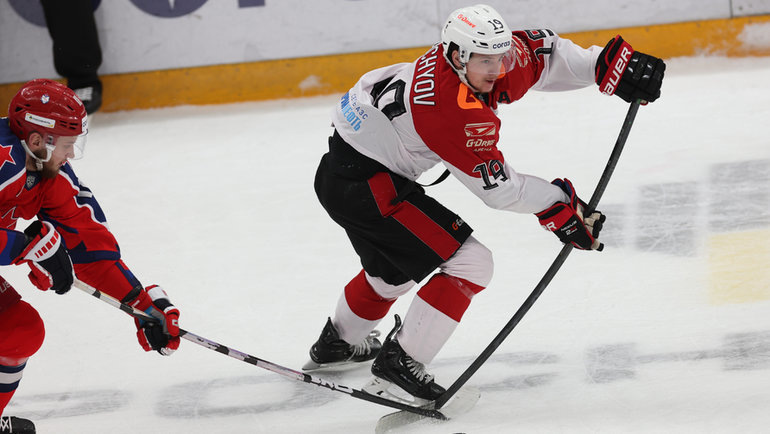    Нападающий «Авангарда» Владимир Ткачев.Александр Федоров