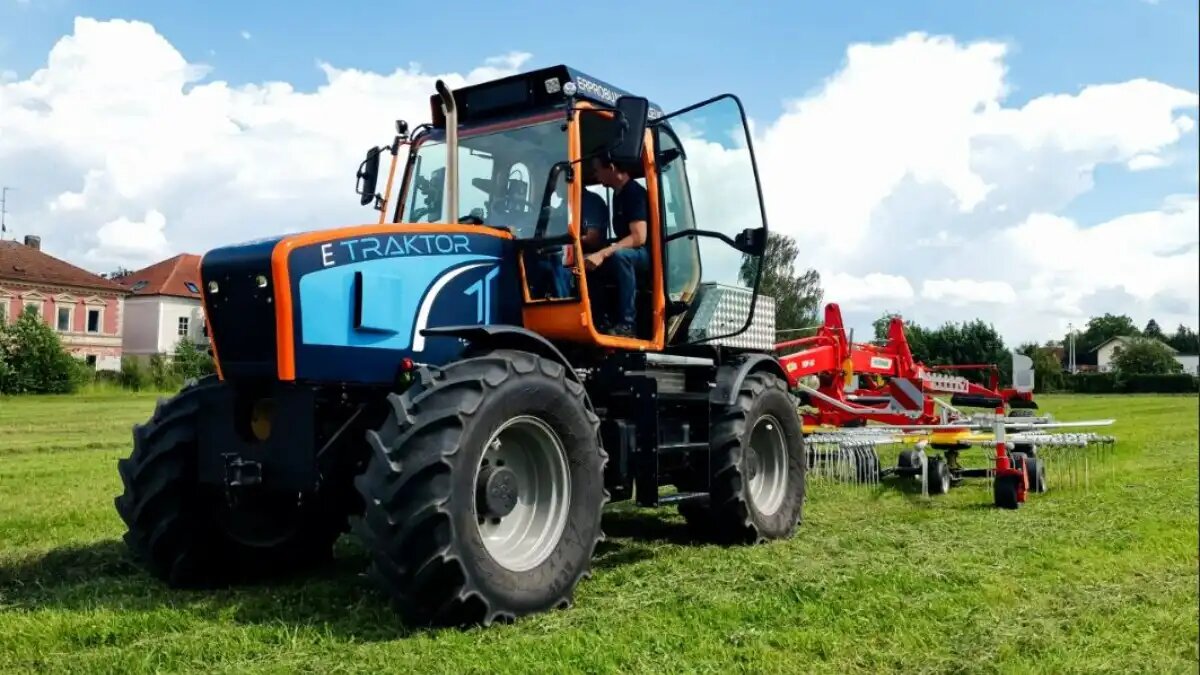 Фото: Heinz Röthlisberger / agrartechnik.ch Электрический трактор Tadus в агрегате с кормозаготовительным орудием от Pöttinger на полях Австрии