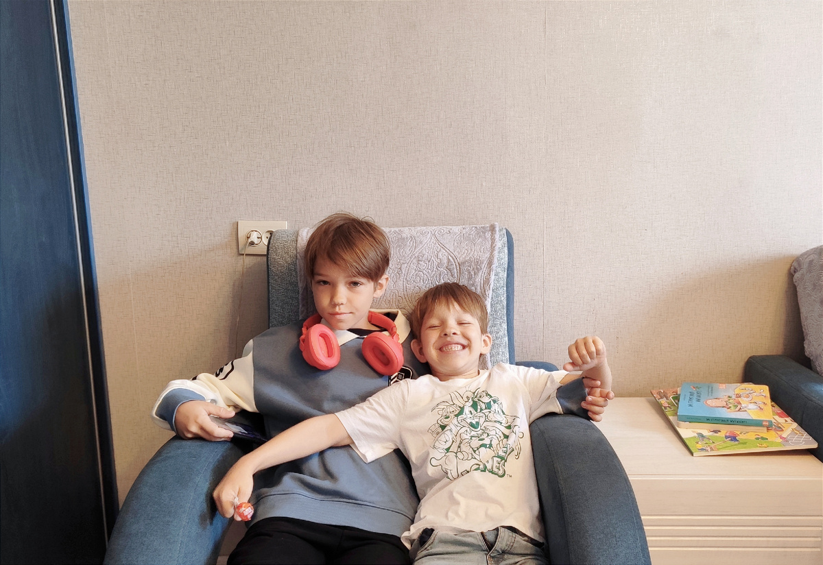 Вот кто никогда не загадывал путь своих сыновей, так это мама Савелия и Мирона. У неё есть ещё старший Арсений. Ребята все максимально разные. Мама растит каждого из сыновей, ориентируясь на их индивидуальность. 