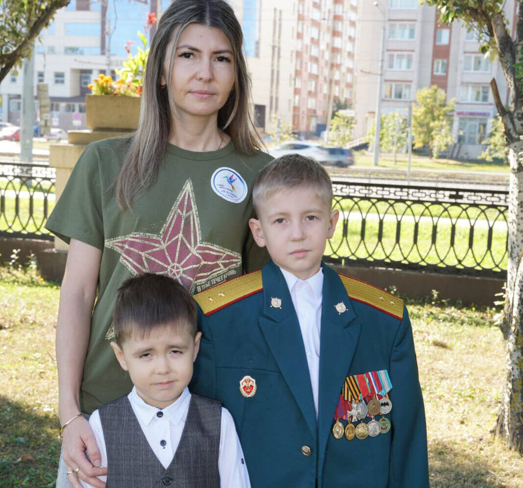 ​Эндже признается, что быть женой военного очень сложно. Семья почти не видит своего бойца. Он постоянно на службе, почти всегда в командировках. Фото: из семейного архива