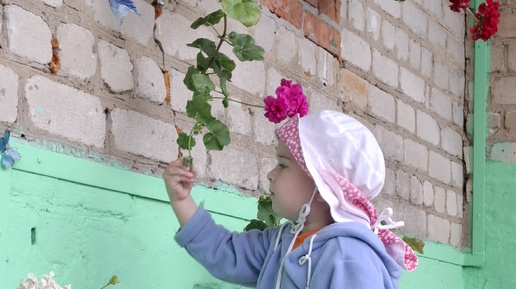 Два варианта как мы ходим в садик😭😄