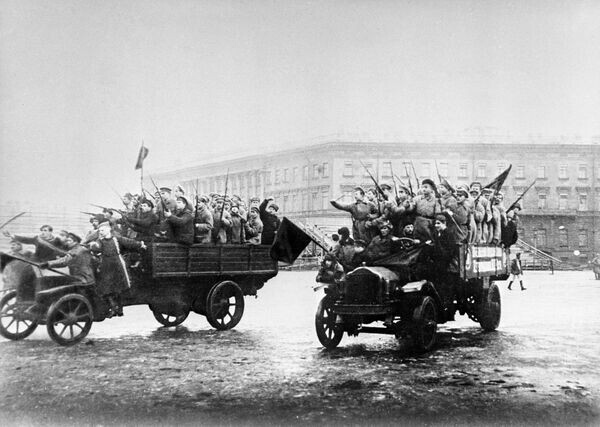 Отряды матросов и солдат едут к Зимнему Дворцу, 25 октября 1917 года. фото из ria.ru