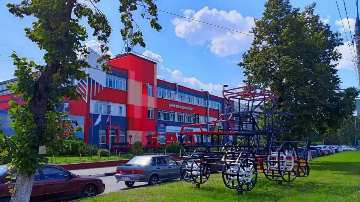 Фото: «Брянские новости» / bragazeta.ru Памятник-инсталляция у завода «Брянсксельмаш»
