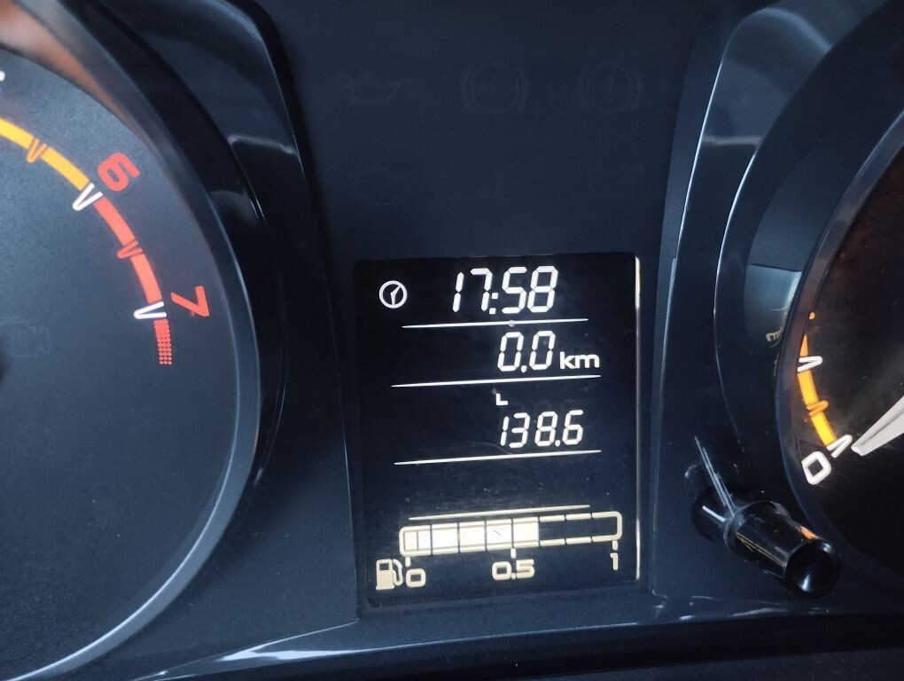 Одометр обнулён, показатель бензина записан