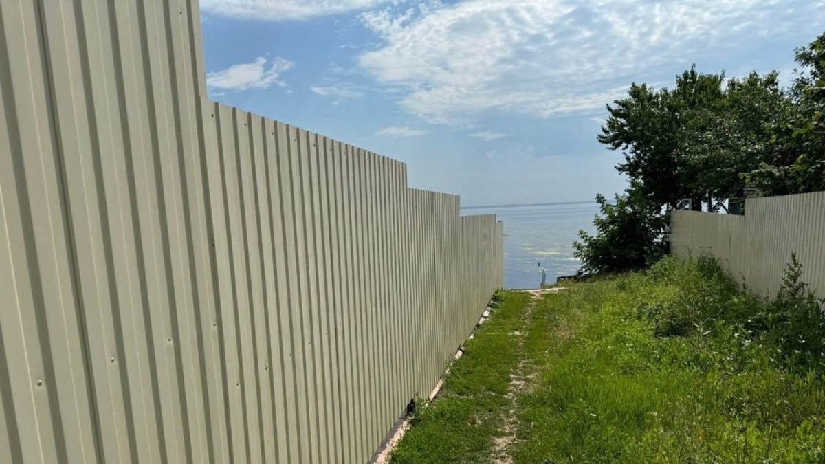    Конфликт под Энгельсом: как жители добились сноса частного забора у рекиНовости Саратова и области – Сетевое издание «Репортер64»