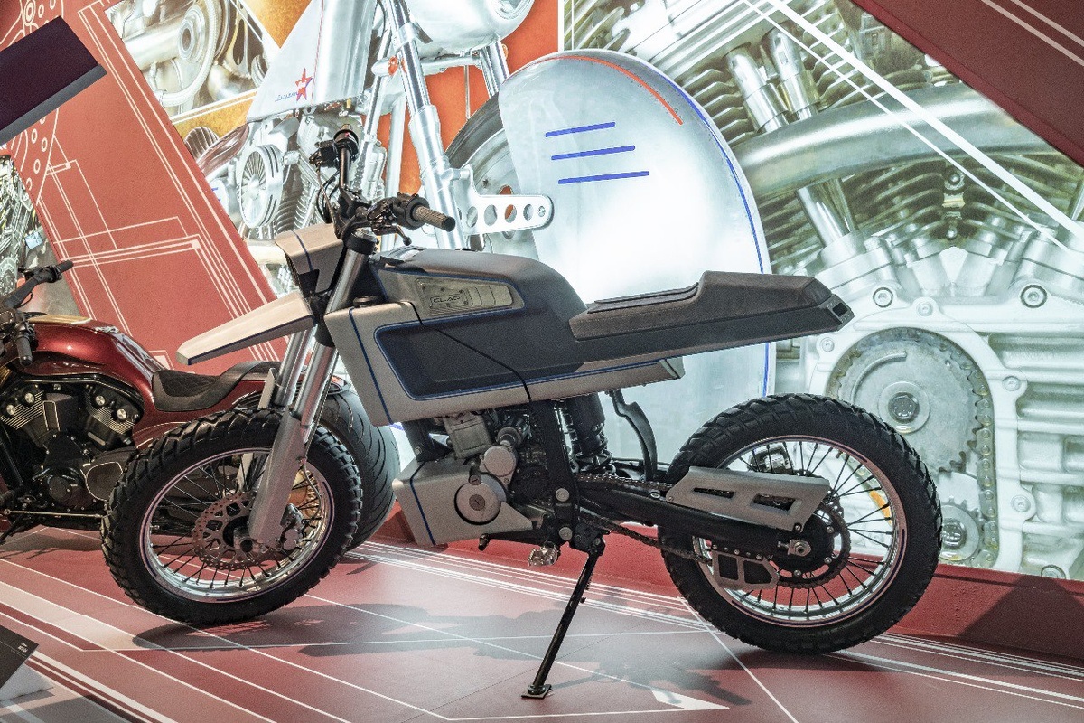 Дизайнерский проект в стиле «киберпанк» Claq мастерской Leo Brutal Motorcycles на выставке "Мотолегенды" на ВДНХ