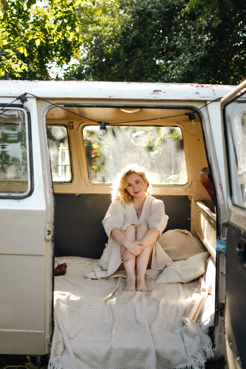 Я знаю, что меня читают мамочки и ранее был запрос на тему детского гороскопа. Детские карты «читаются» иначе. Детские начальные карты – это ключ к пониманию своего ребенка и удивительная инструкция по применению.

Луна в гороскопе ребенка описывает восприятие ребенка мамы в самого детства. Также Луна отвечает за:
- психо–эмоциональным состоянием;
— первичной реакцией на внешние и внутренние обстоятельства жизни;
— взаимосвязь с домом, страной;
— степенью комфорта;
— мироощущением;
— взаимосвязью с матерью.
— гибкостью, переменчивостью, умением приспосабливаться к различным обстоятельствам;
— формированием привычек;
— умением проявлять заботу, опеку, доброту.

Сегодня я перейду к описанию ребенка с Луной в Козероге. 
Такие дети энергичны, целеустремленны и необыкновенно работоспособны. Их самооценка напрямую зависит от того, насколько они чувствуют себя полезными и необходимыми. 
Детство, любовь и забота, которыми вы их окружаете, будут определять их отношение к себе в течение всей жизни. У них ярко выражена потребность чувствовать себя важными и нужными. 
Ребенок с Луной в Козероге немного эмоционально зажат и холоден. Чувств и эмоций у него много, но такие дети очень сдержаны. 
Они реалисты и все эти единороги и розовые пони интересовать их будут не долго. Для таких детей ОЧЕНЬ важно создать безопасное пространство, в котором привычный распорядок дня, есть стабильность и есть возможность контролировать.
Дружить ему нравится больше не со сверстниками, а с ребятами намного старше, а слушать взрослые разговоры на кухне - самое интересное. 
Лунный Козерог будет стоять на своём, поэтому переубеждать его бесполезно, намного эффективнее будет конструктивное предложение, прямой диалог, в котором вы приведете все необходимые аргументы и факты, он их выслушает и сделает свои выводы. 
В первые годы своей жизни дети, родившиеся под этим знаком, требуют больше любви и внимания, чем их сверстники. Только постоянная забота родителей может дать им ощущение безопасности и уверенности в себе. Иначе неудовлетворенная потребность приведет к сильным эмоциональным потрясениям, которые оставят след на всю жизнь. 
Чем бы они ни занимались, они стремятся достигнуть успеха, признания и уважения. Они любят руководить людьми и держать под контролем ситуацию, и в будущем будут неплохо смотреться на месте начальника.

Задача родителей:

в первые годы жизни, особенно, необходимо окружить ребёнка любовью, вниманием, заботой, чтобы сформировать ощущение безопасности и уверенности в себе. Их самооценку можно повысить демонстрируя насколько он важен и полезен.
Важно научить ребёнка любить себя, иначе он будет , всю жизнь, требовать любви от окружающих.
Помочь ребёнку открыто выражать свои чувства. Научить его быть счастливым, принимая ту любовь, которую дают им окружающие. 

❗️Внимание! Данное описание имеет общий характер, является малой частью, которая вырвана из общего контекста натальной карты. Невероятно важны АСПЕКТЫ и положение в доме, они достаточно сильно способны исказить описание.
