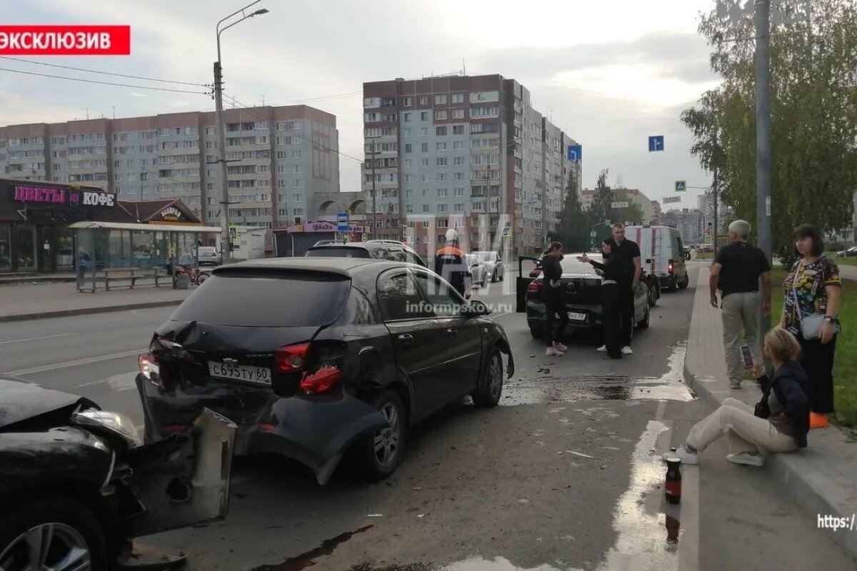    Двух человек доставили в больницу после тройного ДТП в Пскове