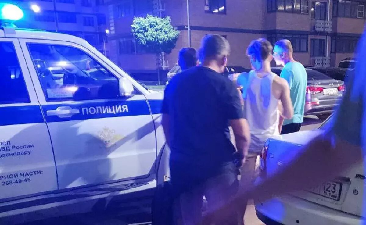 Дружинники передают задержанного полиции. 