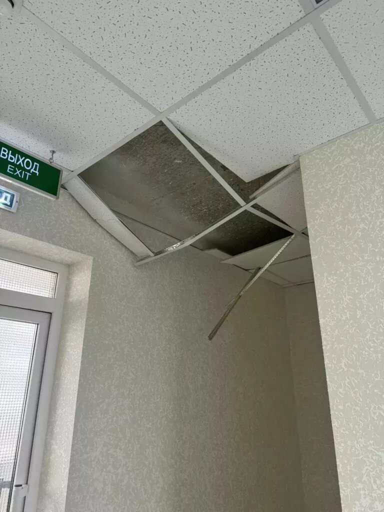 В подъезде разрушили потолок
